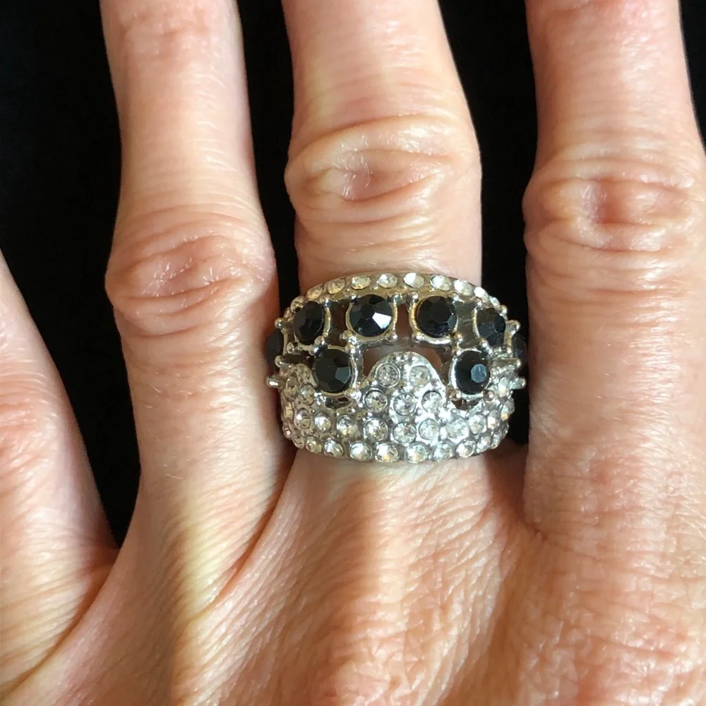 Elegant Silver and Black Rhinestone Women's Ring